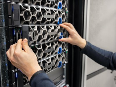 Jakie usługi obejmuje kompleksowa obsługa informatyczna dla firm?