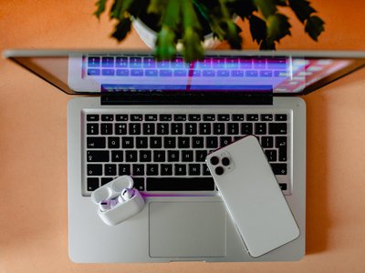 MacBook w pracy zdalnej: Jak efektywnie wykorzystać możliwości