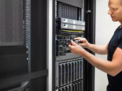 W jaki sposób stała obsługa IT przyczynia się do poprawy efektywności pracy zespołów?