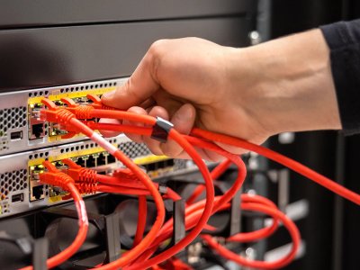 Jak uniknąć przestojów i awarii systemów IT dzięki stałej obsłudze informatycznej?