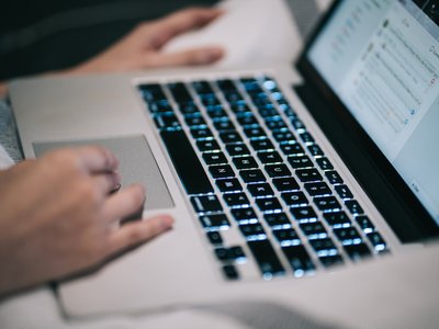 Szkolenia i wsparcie techniczne dla użytkowników MacBooka w firmie