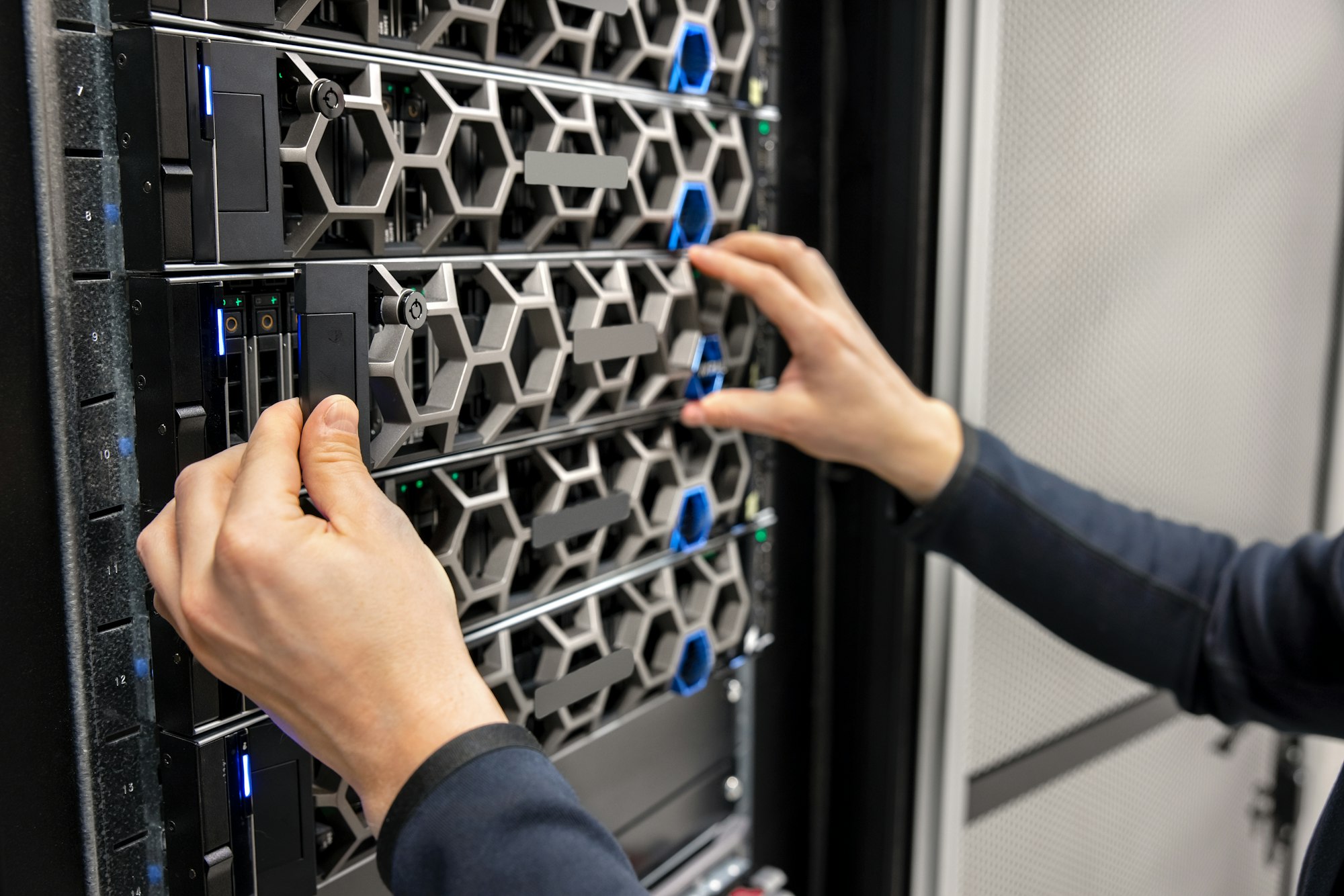 Zarządzanie infrastrukturą IT - jak profesjonalne usługi informatyczne dla firm pomagają utrzymać stabilność systemu